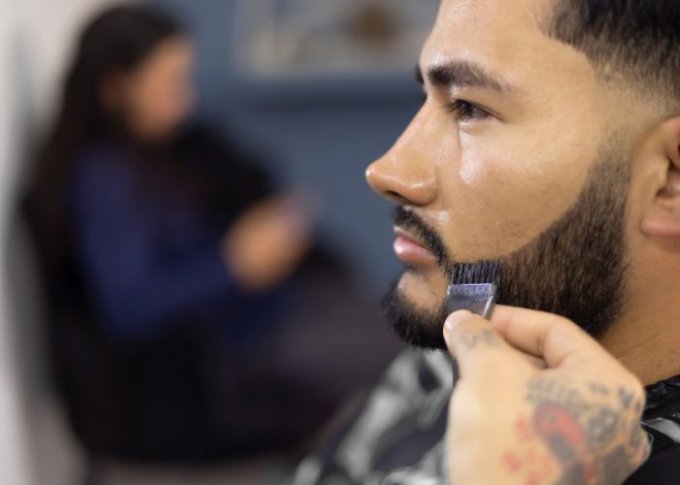 Fryzjer koloryzuje brodę mężczyzny