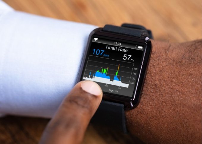 Mężczyzna monitoruje parametry zdrowia na smartwatchu męskim