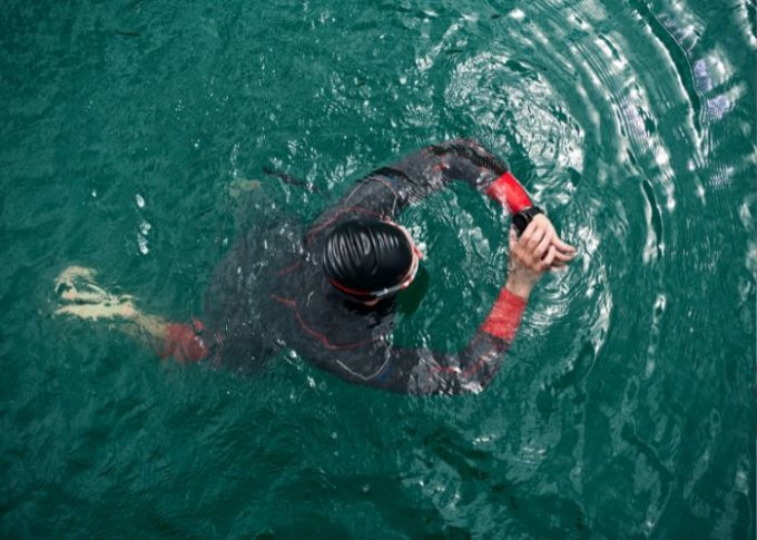 Mężczyzna pływa w wodoszczelnym smartwatchu