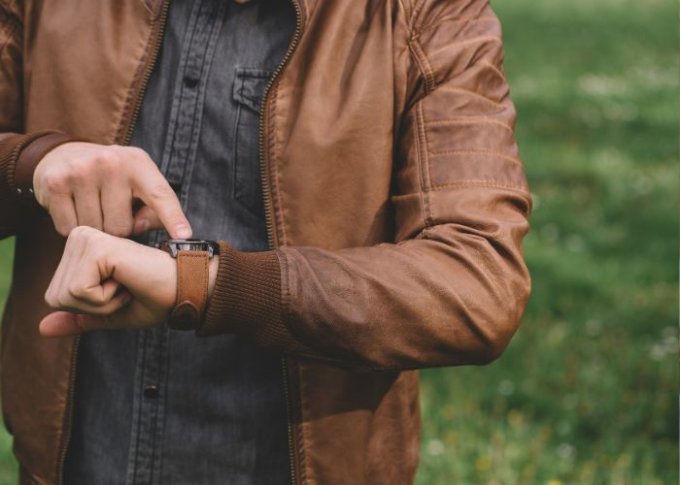 Mężczyzna sprawdza funkcje zdrowotne w stylowym smartwatchu męskim