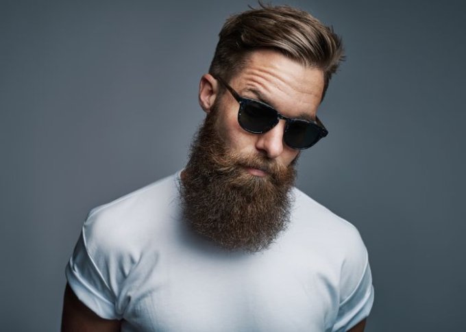 Mężczyzna stosujący techniki zapuszczania brody
