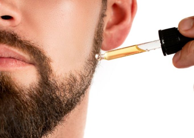 Mężczyzna używa odpowiedniego rodzaju olejku do brody