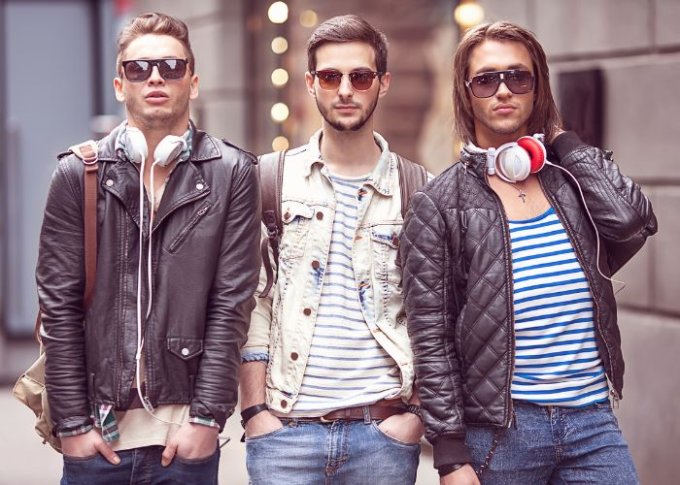 Mężczyźni ubrani w ubrania modnych włoskich marek