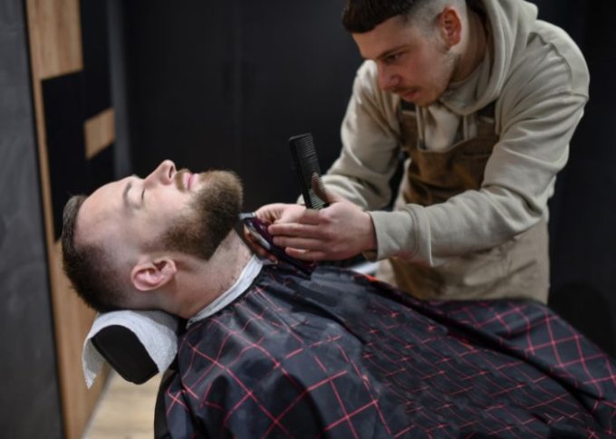 Profesjonalne modelowanie brody u barbera krok po kroku