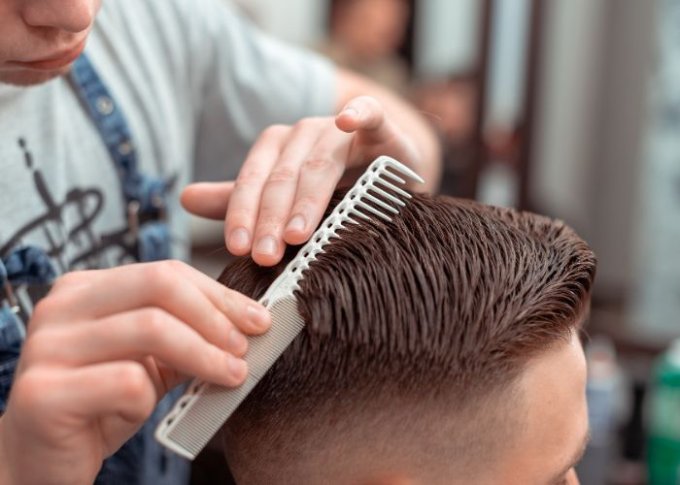 Układanie fryzury męskiej przy użyciu kosmetyków do stylizacji